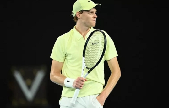 Tenis: El italiano Jannik Sinner recibe una sanción por dopaje tras un acuerdo con la AMA