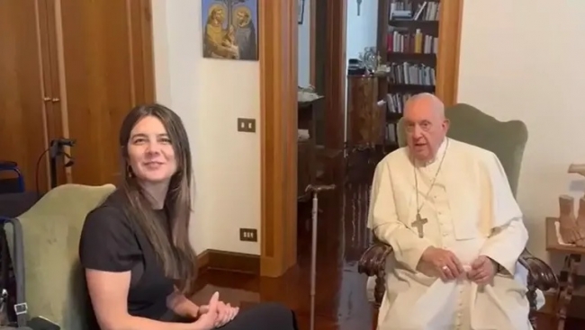 Francisco recibió a la nieta de una víctima de Alfredo Astiz y dejó un fuerte mensaje
