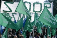 Santa Fe: Masiva movilización de docentes a la Casa de Gobierno provincial en rechazo a la propuesta salarial