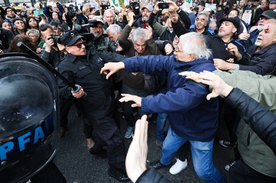 La policía reprimió la marcha de jubilados en el Congreso