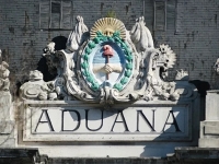 Interna libertaria: Santiago Caputo y Sturzenegger, se disputan la Aduana