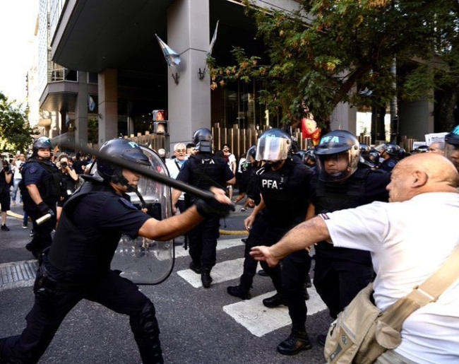 Un fiscal presentó una denuncia de oficio para investigar el accionar de la policía federal durante la represión