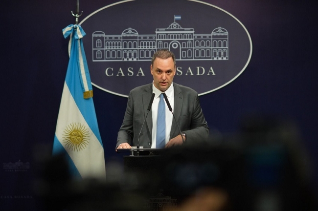 Javier Milei no suelta a Manuel Adorni