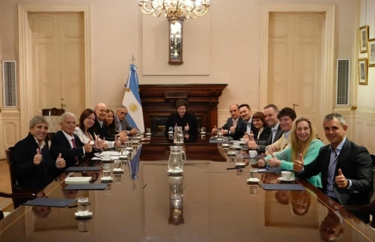 La indefinición de Milei hunde al Gabinete: Guillermo Francos se sumó a la pelea Karina-Caputo