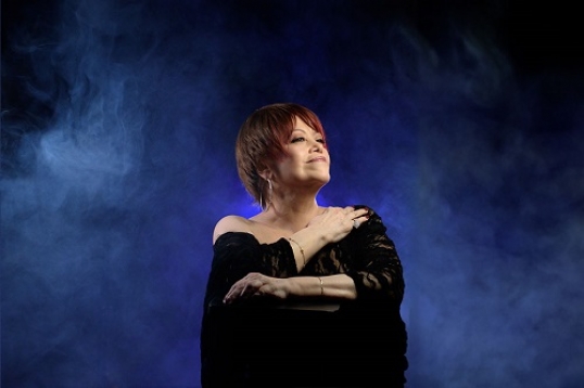 "Entre él y yo"-Susan Ferrer canta a Serrat en el CCK