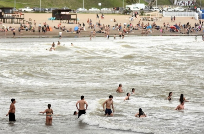 Miles de turistas arribaron a la ciudad de Mar del Plata para disfrutar el fin de semana largo