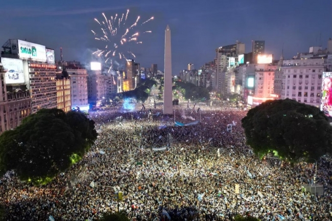 Festejos por la Copa América, en el obelisco: En la madrugada terminaron con corridas y carros hidrantes