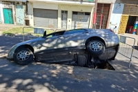 Rosario: Un auto incrustado dentro de un pozo de Aguas Santafesinas que no estaba bien señalizado