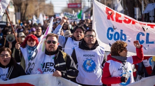 Santa Cruz: Los docentes enrolados en ADOSAC paran por 72 horas