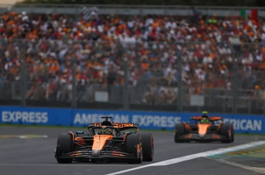 Fórmula 1: Lando Norris, con McLaren Mercedes larga en la pole en el Gran Premio de Australia