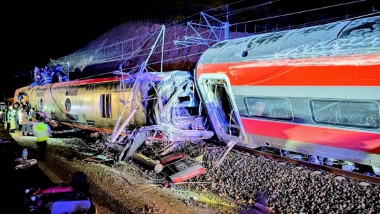 España: Sube a los 39 muertos y decenas de heridos al descarrillar dos trenes de alta velocidad en Córdoba