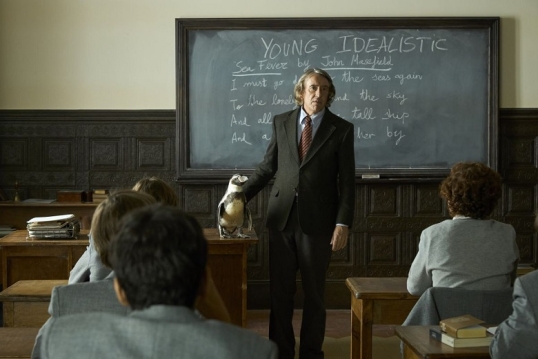 Estrenan el film «Lecciones de un pingüino», con Jonathan Pryce, Steve Coogan