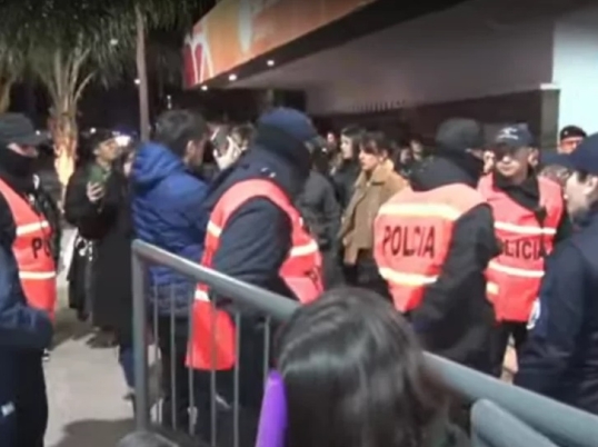 San Juan: Una falsa amenaza de bomba, demoro el show de Lali Espósito