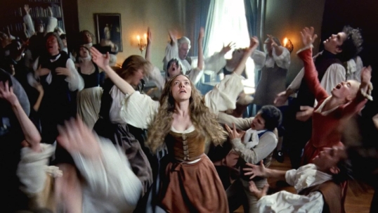 Llega a las salas la película «El testimonio de Ann Lee», con Amanda Seyfried, Thomasin McKenzie, Lewis Pullman