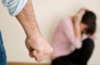 Otro ataque homofóbico: Un hombre apuñaló a una mujer por ser lesbiana