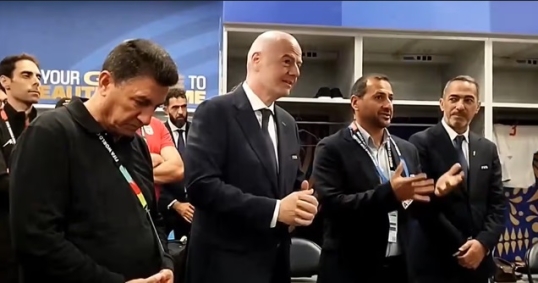 Infantino visitó el vestuario de Irán y hubo reclamó al presidente de FIFA