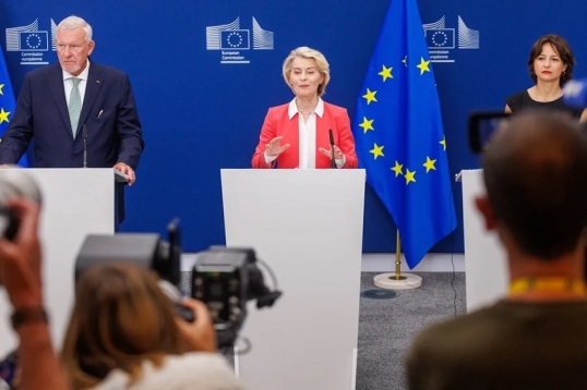 La titular de la UE aboga por fijar una edad mínima para acceder a las redes sociales