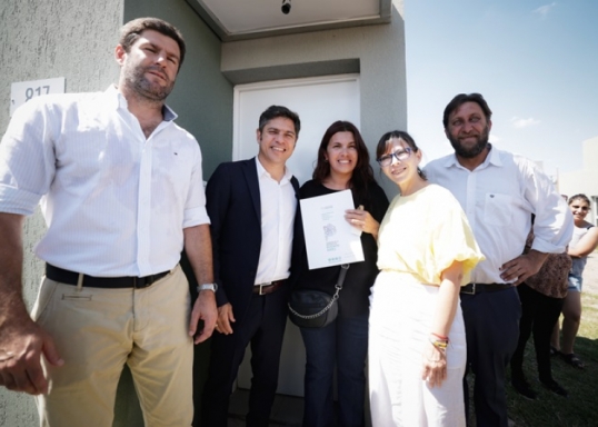 El gobernador bonaerense entregó viviendas a familias de Tandil y Ayacucho