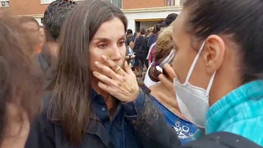 Insultan a los reyes de España en su visita a zonas afectadas por la DANA