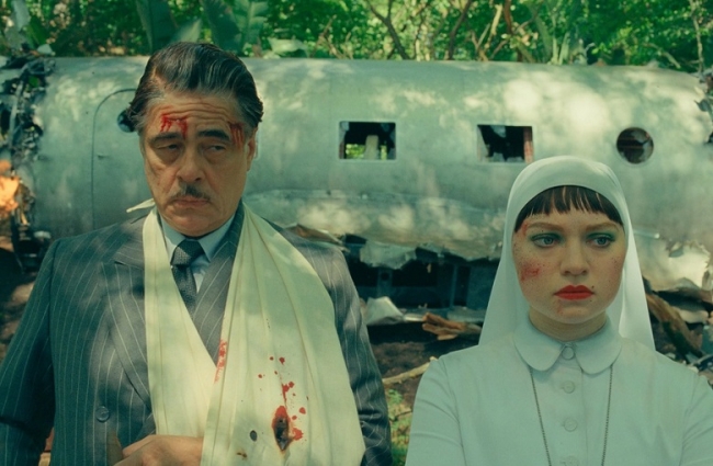 Llega a las pantallas argentinas el film «El Esquema Fenicio», con Benicio Del Toro, Mia Threapleton, Michael Cera, Tom Hanks