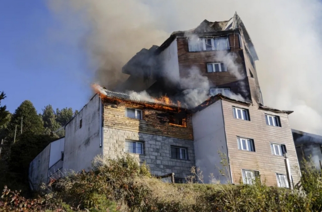 Bariloche: Se incendió el Hotel Huemul, en la avenida Bustillo