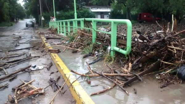 Córdoba: Por las intensas lluvias se rompió un acueducto y deja sin servicio de agua a vecinos de Sierras Chicas