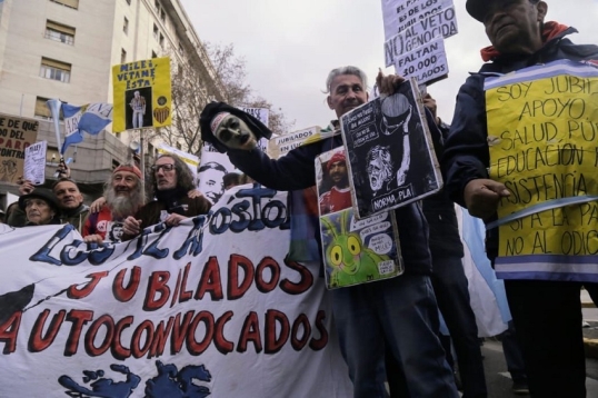Los jubilados marcharon alrededor del Congreso