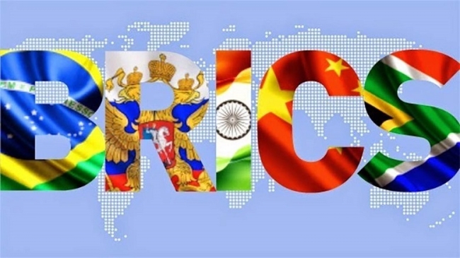 Trump amenaza con imponer aranceles del 100% a los productos de los países BRICS, «en la práctica es irrealizable»