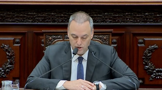 Postergan la sesión del Senado para interpelar a Manuel Adorni