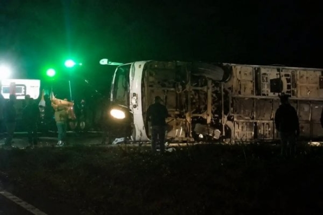 Corrientes: El vuelco de un colectivo deja un muerto y varios heridos en la ruta nacional 14
