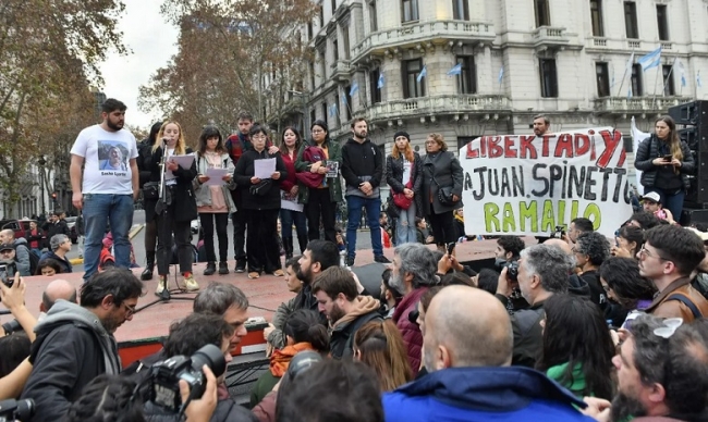En Plaza de Mayo una multitud pidió por la liberación de los detenidos durante la discusión de la Ley Bases