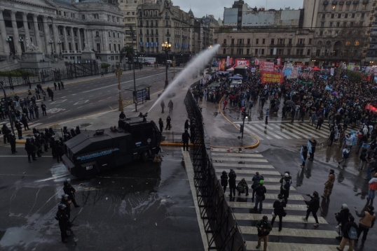 La Patria no se Vende: Fuerte represión en las afueras del Congreso contra los manifestantes