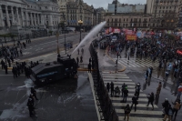 La Patria no se Vende: Fuerte represión en las afueras del Congreso contra los manifestantes