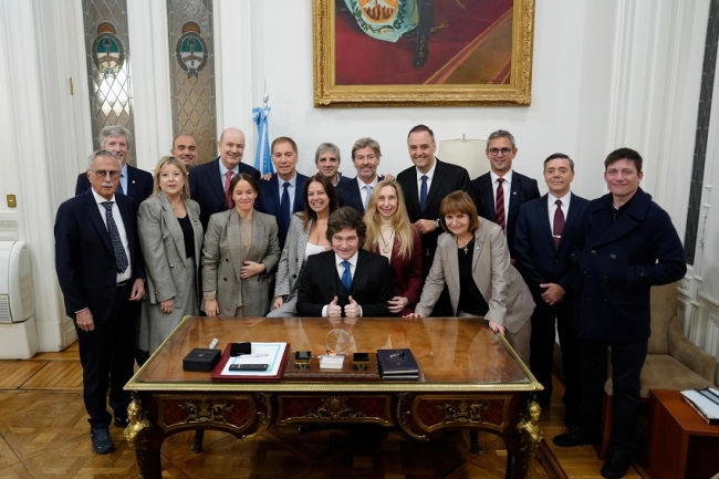 Gran parte de los argentinos asocian la continuidad de Adorni, con el temor a que revele la corrupción en el Gobierno