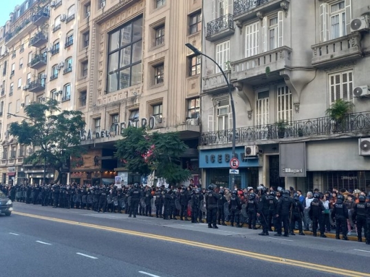 Abrazo de actores y actrices en defensa del Instituto Nacional del Teatro: «la policía reprimió»