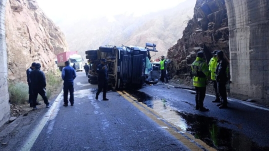 Mendoza: Trágico accidente en alta montaña entre un camión y un auto