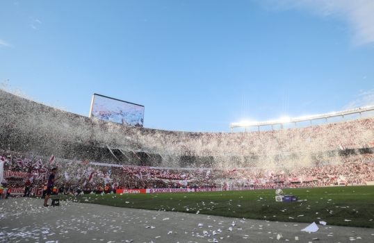 La ciudad de Buenos Aires prohíbe tirar papelitos en las tribunas de los estadios