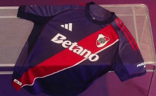 River presentó su nueva camiseta alternativa violeta