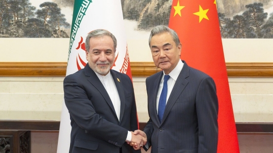 El canciller iraní, Abbas Araghchi llegó a China, acompañado de una delegación diplomática