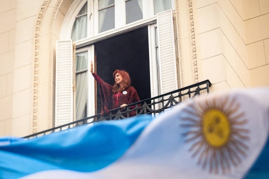 Militantes del peronismo saludaron a Cristina, por el Día de la Patria