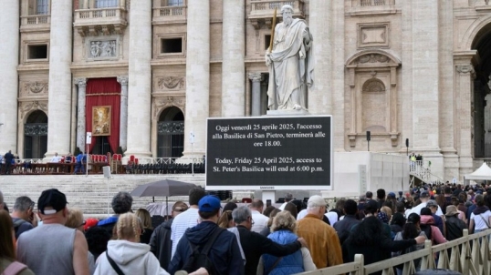 Unos 250 mil fieles acudieron a darle el último adiós al papa Francisco