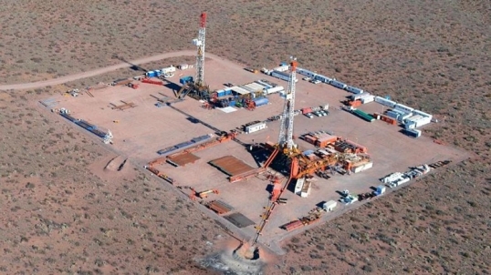 Lejos de invertir, compañías extranjeras se van de Vaca Muerta
