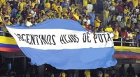 Hinchas colombianos muestran una bandera: “Argentinos hijos de puta”