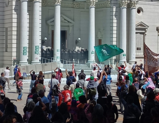 Santa Fe: La Legislatura aprobó la reforma previsional y afuera hubo represión a los manifestantes