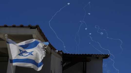 Desde el Líbano lanzan una nueva andanada masiva de cohetes hacia Israel
