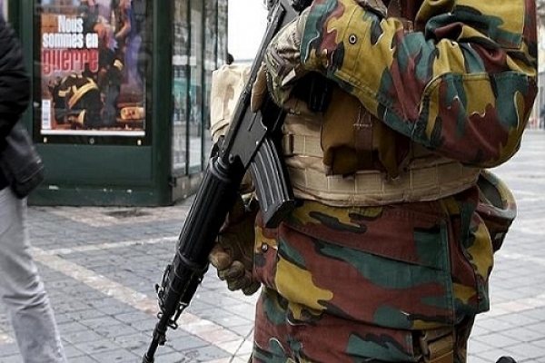 La policía belga busca a un segundo sospechoso del atentado en el subte de Bruselas