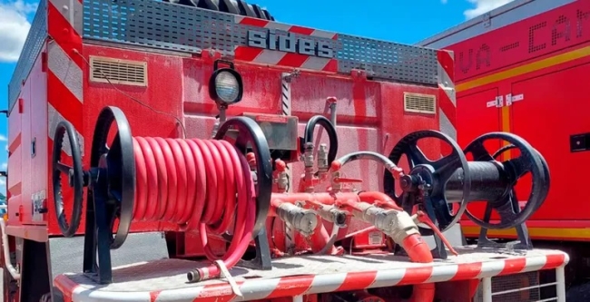 Un autobomba para los bomberos de Chubut, sigue varado en Aduana por falta de fondos