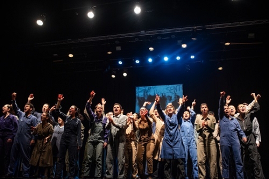 El próximo 7 de julio llega "A la fábrica! (o los trabajos y los días)" al Teatro Beckett