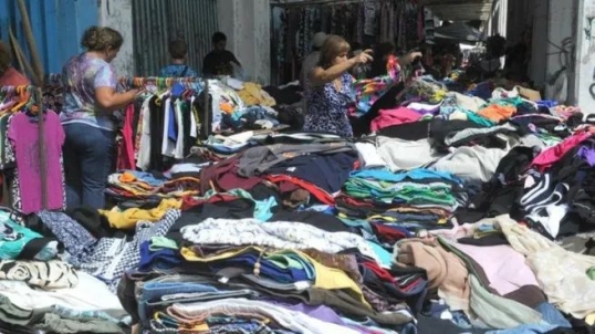 El Gobierno restringirá las importaciones de ropa usada