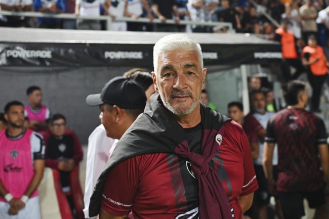 El entrenador Omar De Felippe reclamó los premios por la Copa Argentina que ganó el año pasado